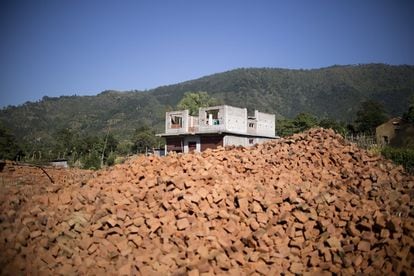 Desde Katmandú hacia las zonas rurales afectadas por los terremotos, al norte y este de la capital, se pueden observar desde las bacheadas carreteras numerosas fábricas de ladrillos y nuevas construcciones que se están llevando a cabo.
