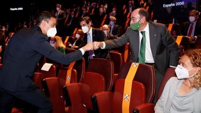 El presidente del Gobierno, Pedro Sánchez, saluda al presidente de Iberdrola, Ignacio Sánchez Galán, antes de la presentación del proyecto España 2050 este mes.