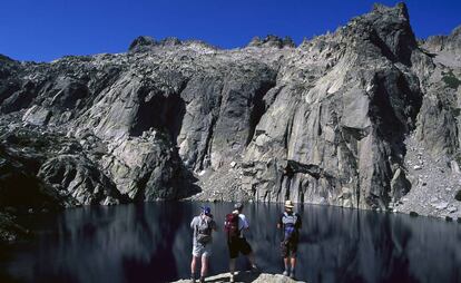 Senderistas ante el lago de Capitello, en el valle de Restonica (Córcega).