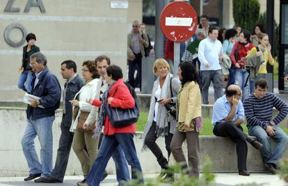 Mujeres y hombres se dirigen a su puesto de trabajo en la sede central de la Administracion vasca, en Vitoria.