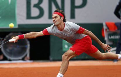 Federer intenta alcanzar una pelota.