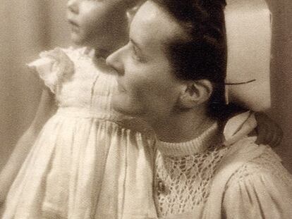 Konstance, la hija póstuma de Claus von Stauffenberg, con su madre