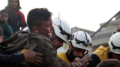 Un niño herido durante un bombardeo del régimen sirio en Idlib, el miércoles.