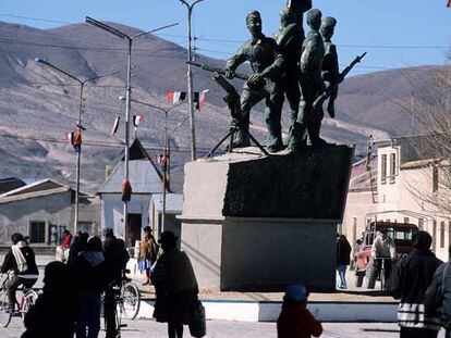 Monumento a los héroes del Chaco en la zona andina de Uyuni.