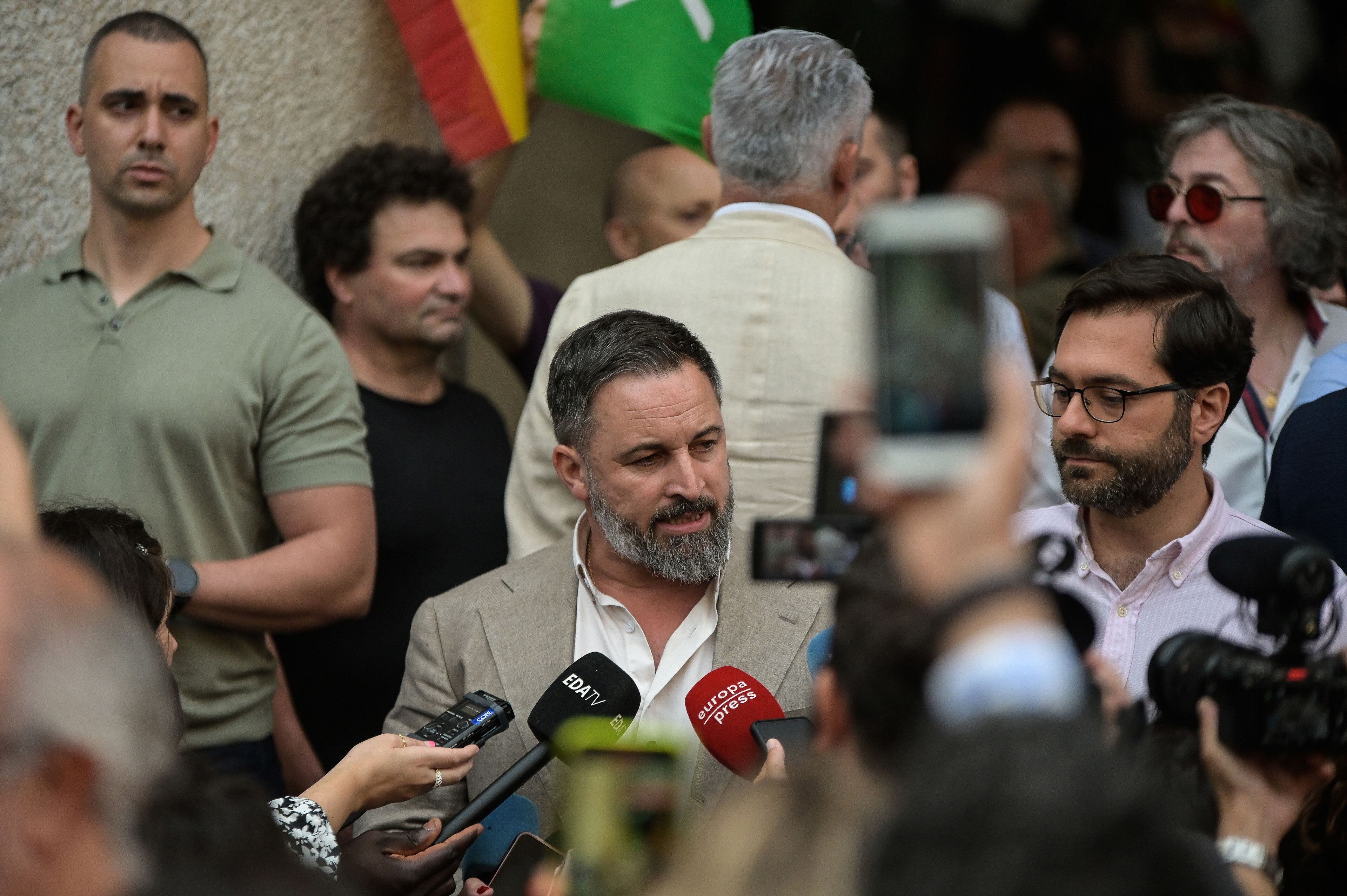 El presidente nacional de Vox y candidato a la presidencia del Gobierno, Santiago Abascal, atiende a los medios en A Coruña, Galicia.