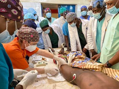 Anna Artigas, anestesista del Hospital Parc Taulí (Barcelona), imparte un curso de ecografía en anestesia y reanimación en Niamey, Níger.