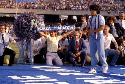 Maradona, en su presentación en Nápoles en 1984.