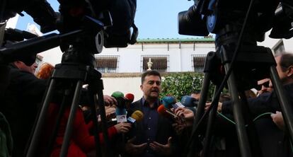 El candidato de IU a la Junta, Antonio Maíllo, atiende a la prensa.