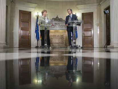 La canciller alemana, Angela Merkel, da una rueda de prensa con el primer ministro de Grecia, Antonio Samaras.
