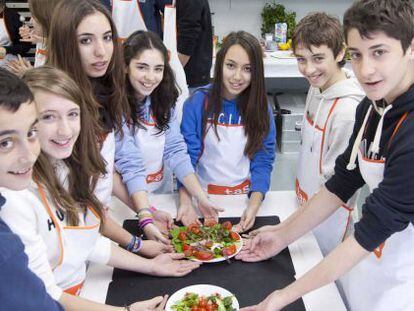 Un grupo de alumnos muestran el plato que han preparado en un taller de cocina del programa TAS.