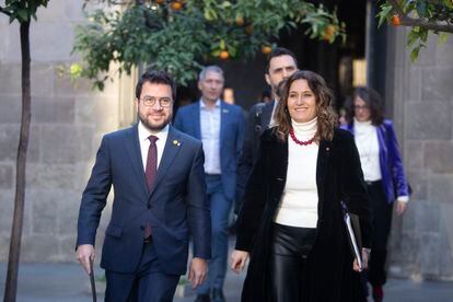 El presidente de la Generalitat, Pere Aragonès (i) junto a la consellera de la Presidencia, Laura Vilagrà (d), se dirigen a la reunión semanal del Govern. EFE/Marta Pérez
