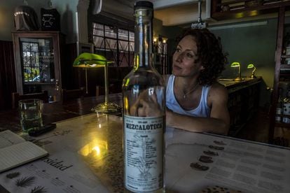 Una clienta, en una mezcalería de Oaxaca, el lugar donde más mezcal se produce en el mundo.