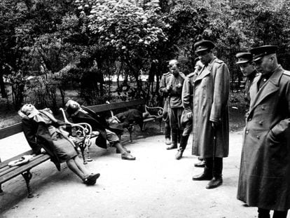 Oficiales del Ejército Rojo observaban los cuerpos de varias suicidas en un parque en Viena al final de la II Guerra Mundial.