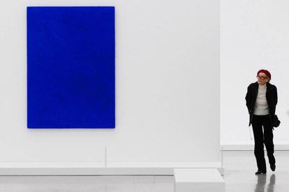 Hay pocos pintores que han creado o dado nombre a un color. El artista francés Yves Klein (1928 -1962) es uno de ellos: el International Klein Blue (IKB) o Azul Klein es intenso, profundo e impactante. Protagoniza sus famosos cuadros monocromáticos, como el de la foto, que se encuentra en el Museo de Arte Moderno de Viena (Mumok).