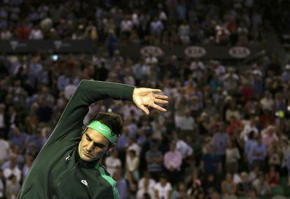 Federer hace estiramientos antes del partido contra Djokovic. 