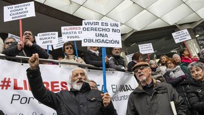 Manifestación el pasado viernes a favor de la eutanasia en la puerta de los juzgados de Plaza de Castilla en Madrid.