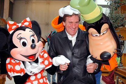 No parece la persona más afín a la casa Disney pero ahí estaba Gerard Depardieu celebrando los 10 años del parque temático en 2002.