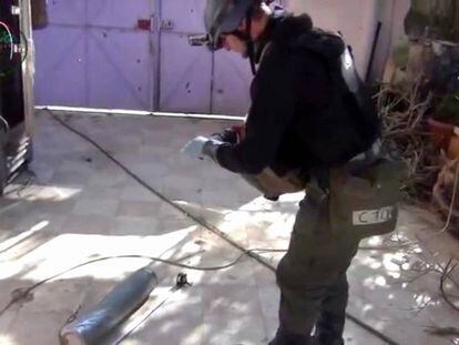 Un inspector internacional investiga el ataque químico de 2013 en las afueras de Damasco.