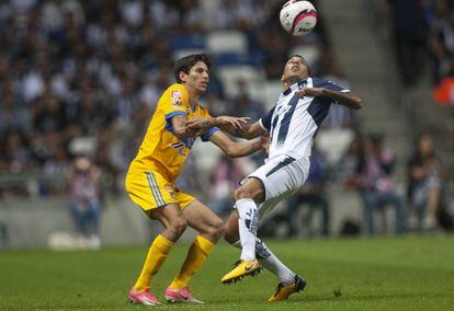 El mexicano Damm disputa el bal&oacute;n frente al argentino Vangioni.