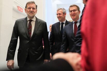 El presidente del PP, Alberto Núñez Feijóo (a la derecha), junto al presidente de la Xunta, Alfonso Rueda (en el centro), y el expresidente del Gobierno, Mariano Rajoy, este viernes en Madrid.