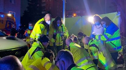 Sanitarios del Samur-PC atienden a Miguel Ángel tras ser agredido por arma blanca en Villa de Vallecas.