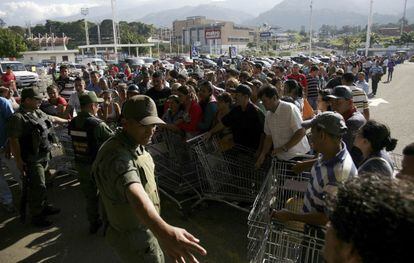 Guardias nacionales controlan la entrada de un supermercado privado en San Crist&oacute;bal. / e. ram&iacute;rez (REUTERS)