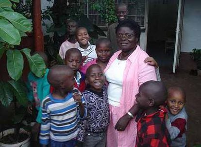 Mama Lucy, con algunos de los huérfanos del refugio que ella dirige en Kibera, Nairobi, famoso por ser el mayor barrio de chabolas de todo el continente.