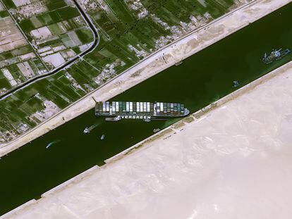 El megabuque Ever Given provocó un caos en el canal de Suez al encallar el 23 de marzo. Se tardaron seis días en desatascarlo, mientras 400 buques esperaban para atravesar la vía.