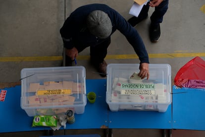 Un chileno entra en su voto en la elección de los redactores de la nueva Constitución chilena.