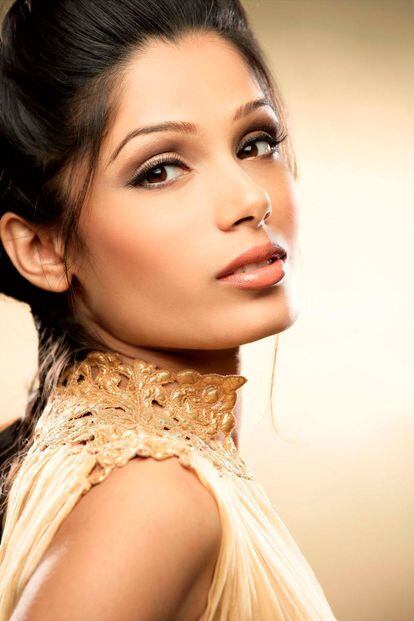 La supuesta sustituta de Aishawara Rai, Freida Pinto, aterrizó en 2010. Este año se han puesto en duda los manejos de Photoshop de los publicistas de L'Oréal después de blanquearle la cara a la actriz en una campaña.