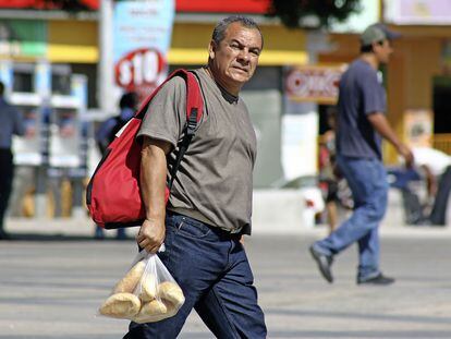 Un hombre camina con una bolsa de bolillos en mano, en la ciudad de Tuxtla Gutiérrez, en una imagen de archivo.