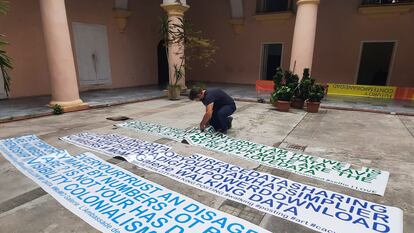 Montaje en la Bienal de la Habana de la exposición colectiva 'Caminos que no conducen a Roma. Colonialidad, descolonización y contemporaneidad'.