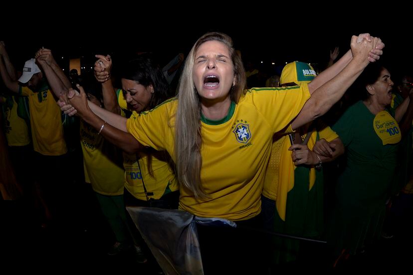 Seguidores de Jair Bolsonaro rezan mientras esperan para conocer los resultados, en Brasilia.
