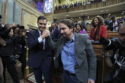 Pablo Iglesias felicita a Sánchez tras la votación.