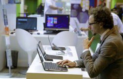 Un hombre prueba un ordenador en una tienda de inform&aacute;tica