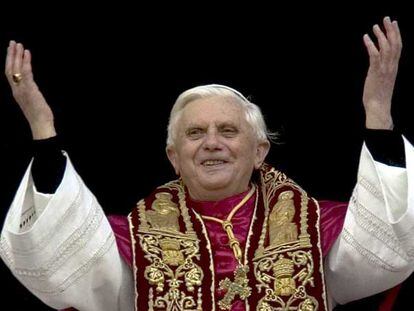 El papa Benedicto XVI saluda desde la ventana de sus aposentos en la Santa Sede.