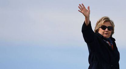 Hillary Clinton embarca en un avión en White Plains (Nueva York)