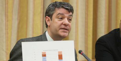 Álvaro Nadal explicando los precios de la electricidad.