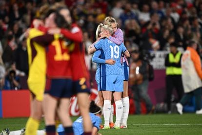 Las jugadoras españolas (en primer término) e inglesas, abrazadas tras el partido.