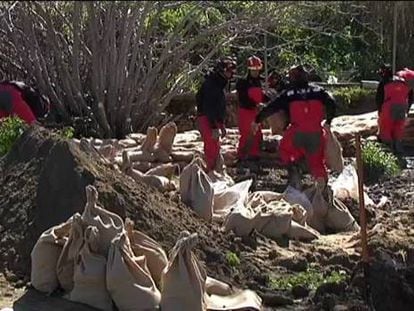 Más de 300 efectivos de emergencias limpian Écija tras las inundaciones