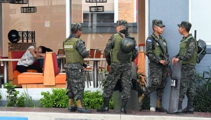 Soldados hondureños desplegados en Tegucigalpa, tras las violentas protestas de las últimos días.