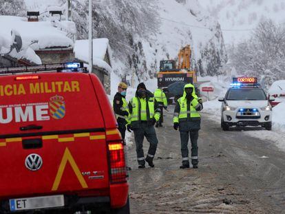 Los equipos de rescate trabajan este domingo en Aller (Oviedo) en la búsqueda de uno de los dos trabajadores de una máquina quitanieves sepultados por un alud en el puerto de San Isidro.