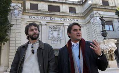 Francisco Jurado, a la izquierda, y el abogado Juan Moreno, ante la sede del Banco de España en Sevilla, el pasado miércoles.