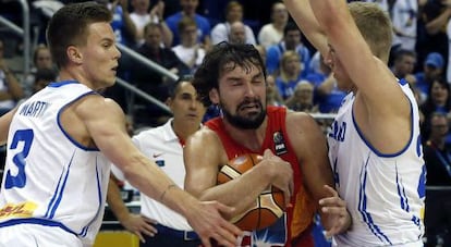 Sergio Llull penetra entre defensores islandeses. / j. c. Hidalgo (EFE)