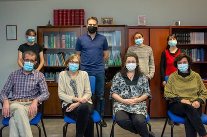 Ocho autores del estudio de la letalidad del coronavirus. En la primera fila, Roberto Pastor Barriuso, Marina Pollán, Beatriz Pérez Gómez y Amparo Larrauri. En la segunda fila, Nerea Fernández De Larrea, Pablo Fernández, Concha Delgado e Inmaculada León.