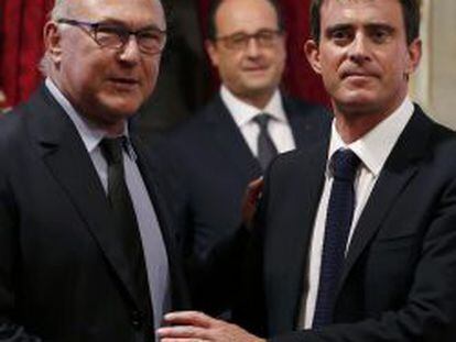 El primero ministro franc&eacute;s, Manuel Valls, con el ministro de Finanzas, Michel Sapin, en el El&iacute;seo el 19 de octubre.  