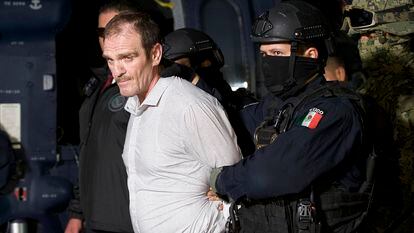 Héctor 'El Güero' Palma, es escoltado a un hangar federal en Ciudad de México para ser trasladado al penal del Altiplano, el 15 de junio de 2016