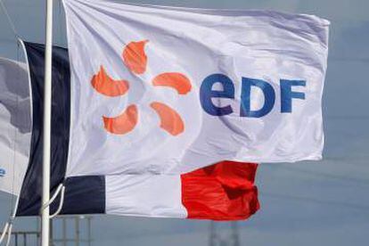 Banderas de EDF y Francia, en una planta de la firma en Bouchain, cerca de Valenciennes