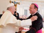 El Papa Francisco recibe en el Vaticano al obispo argentino Gustavo Zanchetta, en junio de 2015.