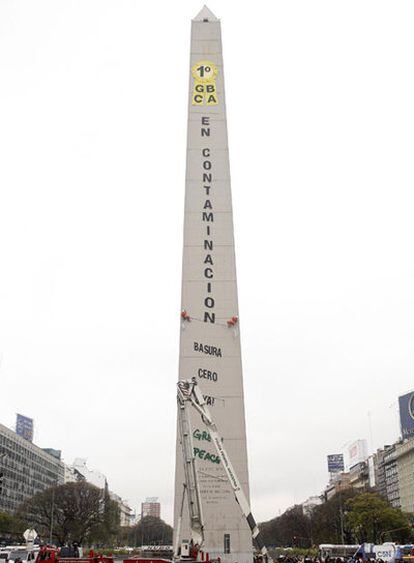Los activistas de <i>Greenpeace</i> despliegan una pancarta en el obelisco bonaerense